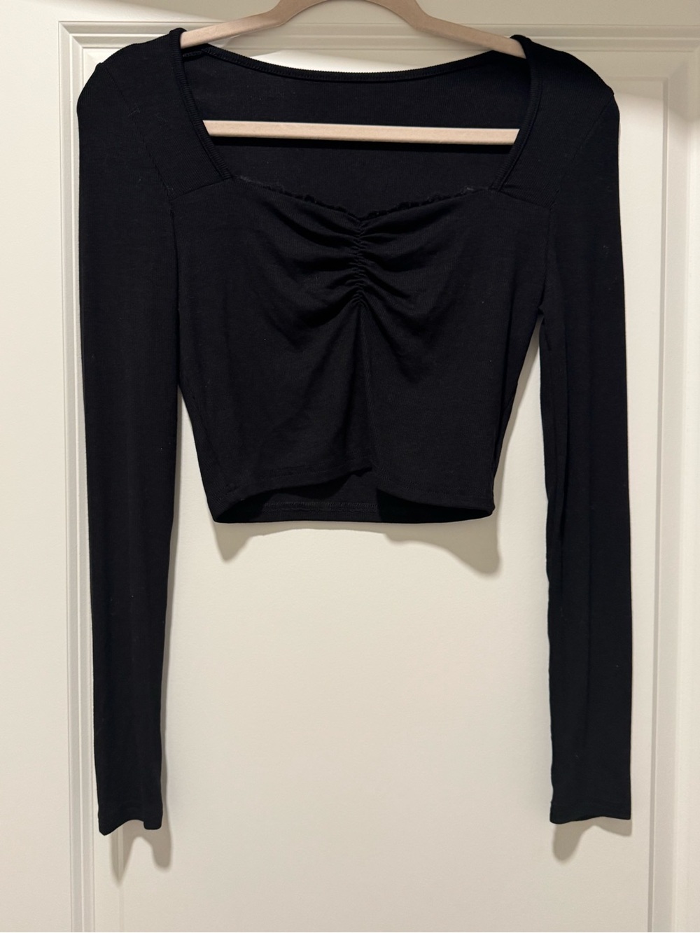 Black Long-Sleeve Ruched Front Crop Top S